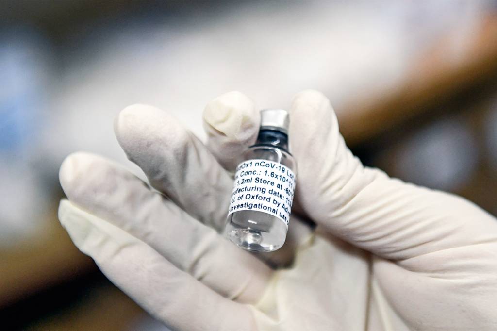 Trials for COVID-19 Vaccine Candidate Begin in South Africa OXFORD - Produto feito com o apoio da AstraZeneca: promissor