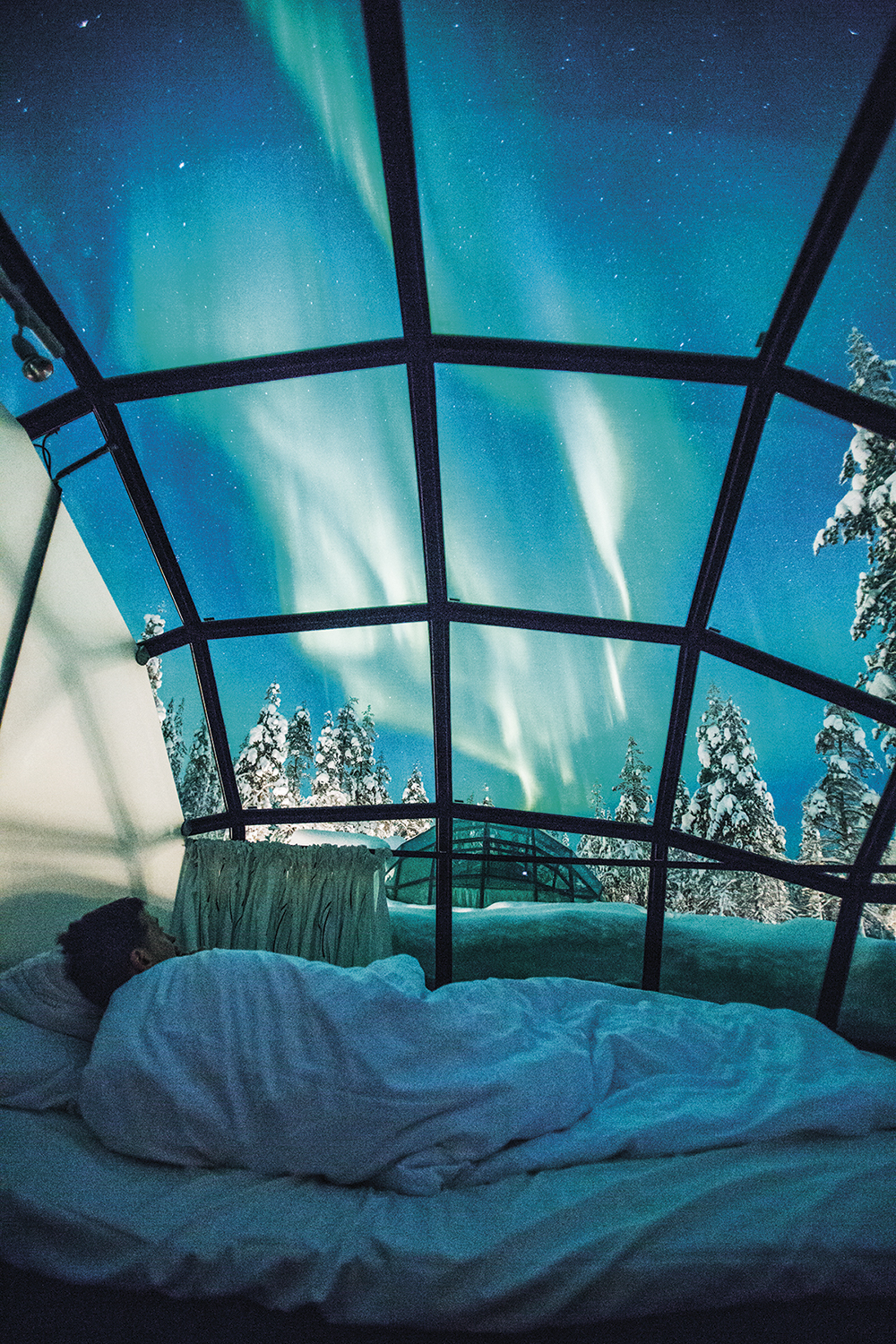 Kakslauttanen-glass-igloo-bed-3.jpg Kakslauttanen-glass-igloo-bed-3.jpg