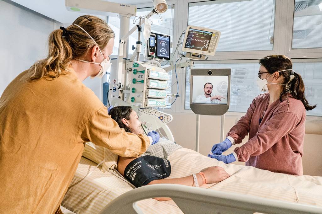 TELEMEDICINA-ROBO-UTI-HOSPITAL ALBERT EINSTEIN-2020-02.jpg ROBÔ - Hospital Albert Einstein (SP): Máquina controlada por celular visita pacientes na UTI e leva a imagem do profissional de saúde, a distância -