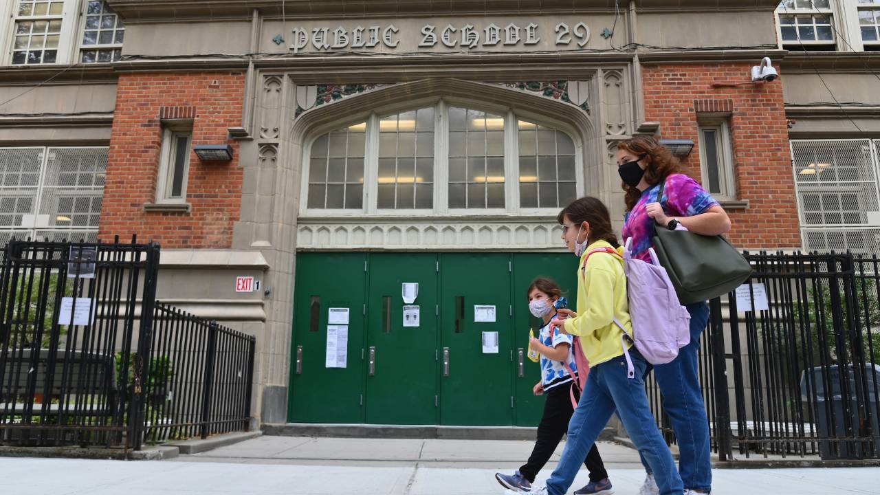 Alunos em frente a escola pública na cidade de Nova York, nos EUA - 05/10/2020