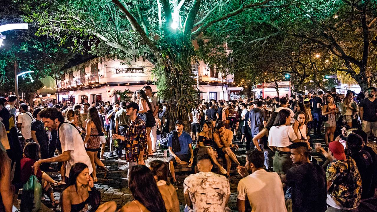 FUTURO SOB RISCO - Praça no Rio: ameaça de desemprego e de atrasos na formação profissional