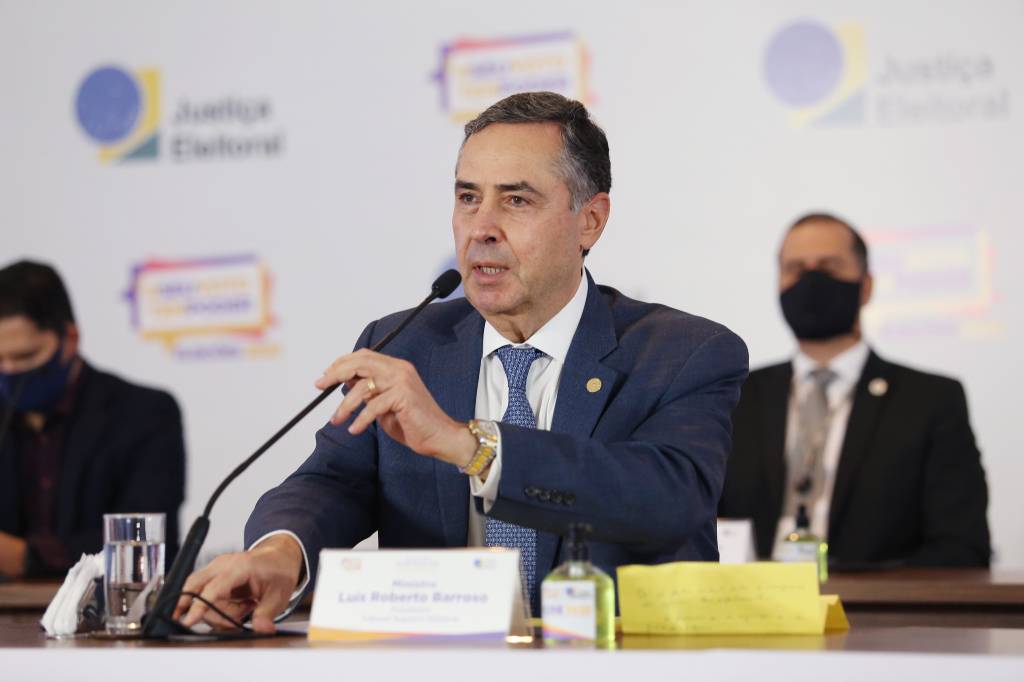 Em ofício para PF, Barroso fala em “ação coordenada” contra eleições