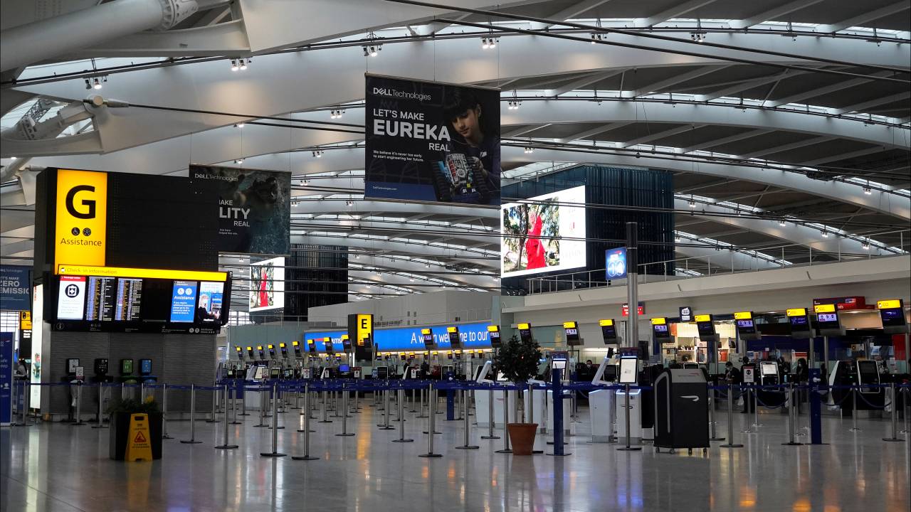 Aeroporto de Heathrow, em Londres, deserto após cancelamentos de partidas