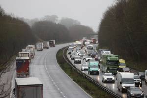 Estrada do Reino Unido Rodovia no sudeste da Inglaterra enfrenta dia de engarrafamentos