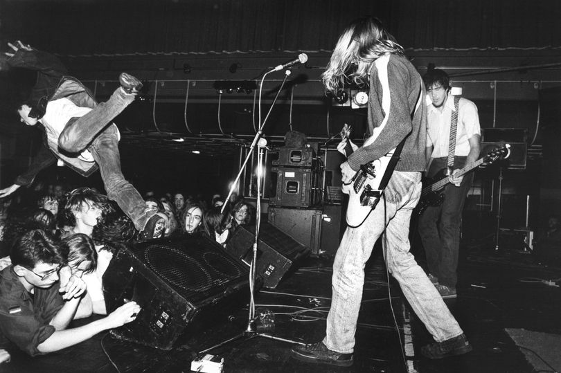 Fotógrafo encontra imagens inéditas de show do Nirvana em 89 na Inglaterra