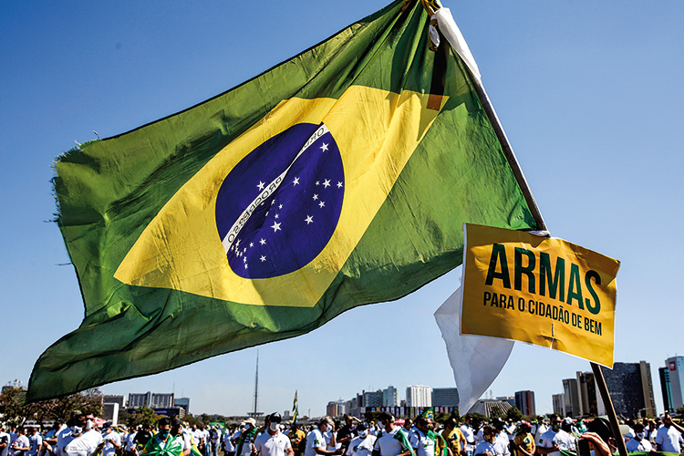 CORONAVIRUS-BRASIL BANDEIRA - Bolsonaristas em ato: defesa do armamento foi tema na eleição -