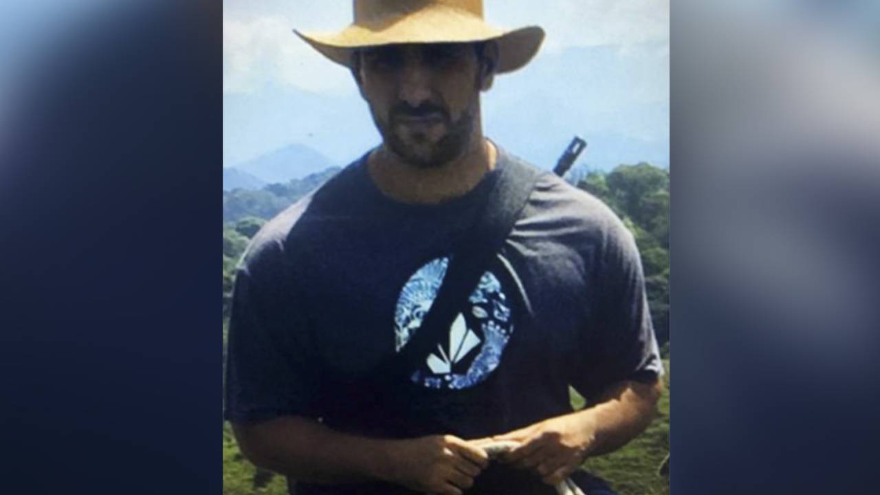 O COMANDANTE - Adriano, morto em fevereiro deste ano, pôs de pé a célula criminosa mais eficiente do Rio: em sua ficha corrida (à dir.), a extorsão é um dos primeiros delitos de uma vida marcada pelo crime -