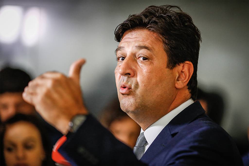 Onde está Wally? Web comenta sumiço de ex-ministro Mandetta