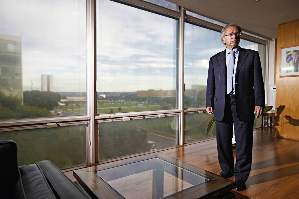 Economia brasileira deve crescer pelo menos 4% em 2021, diz Guedes