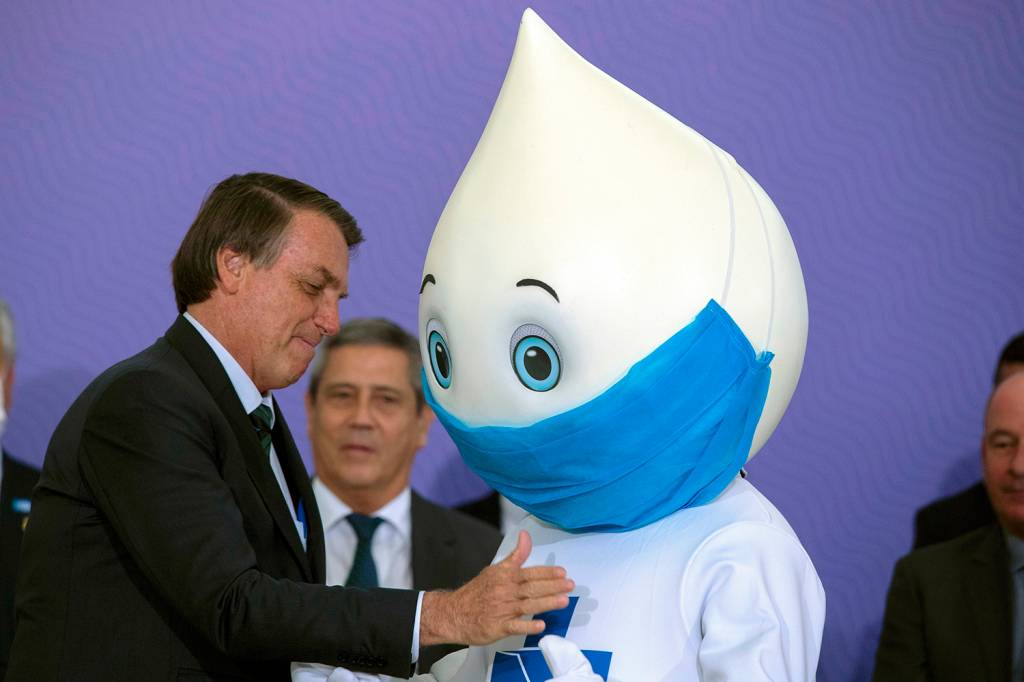 Ministros esperam convencer Bolsonaro a tomar vacina na hora H