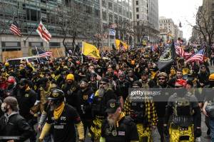 gettyimages-1230086862-2048×2048 Membros do grupo de extrema direita Proud Boys durante passeata em Washington. 12/12/2020