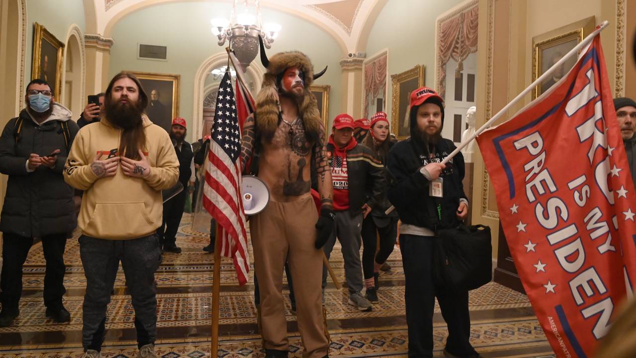 Apoiadores de Donald Trump invadem o Capitólio, nos EUA