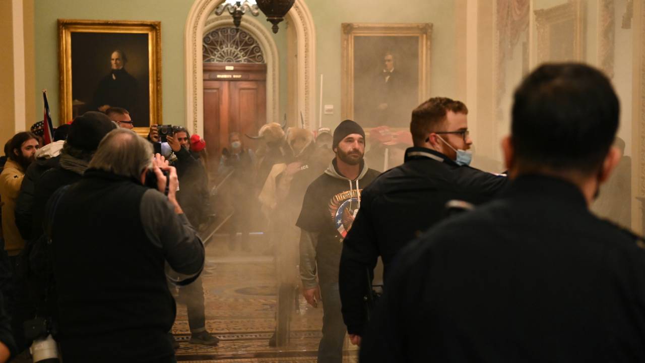 Bomba de gás lacrimogênio explode dentro do Capitólio