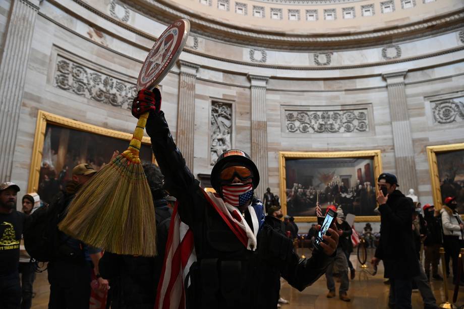 Apoiadores de Donald Trump invadem o Capitólio, nos EUA -