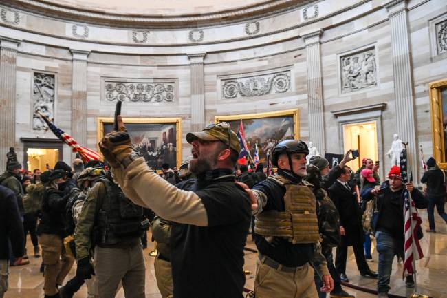 Apoiadores do presidente Donald Trump dentro do Capitólio, Washington. 06/01/2021