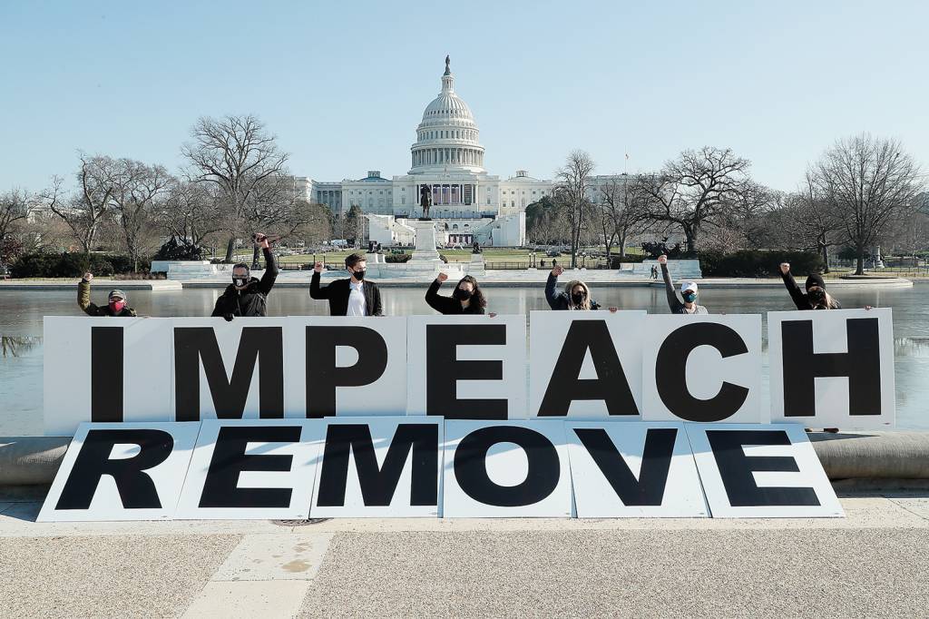 Impeach Or Remove Trump Immediately PASSO À FRENTE - Cartaz pró-afastamento: o julgamento será depois da posse de Biden, com o Senado dividido ao meio -
