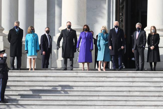 Nancy Pelosi e seu marido, Paul Pelosi, a vice-presidente Kamala Harris e seu marido, Doug Emhoff, e o presidente e a primeira-dama Joe e Jill Biden posam para fotos no Capitólio americano - 20/01/2020