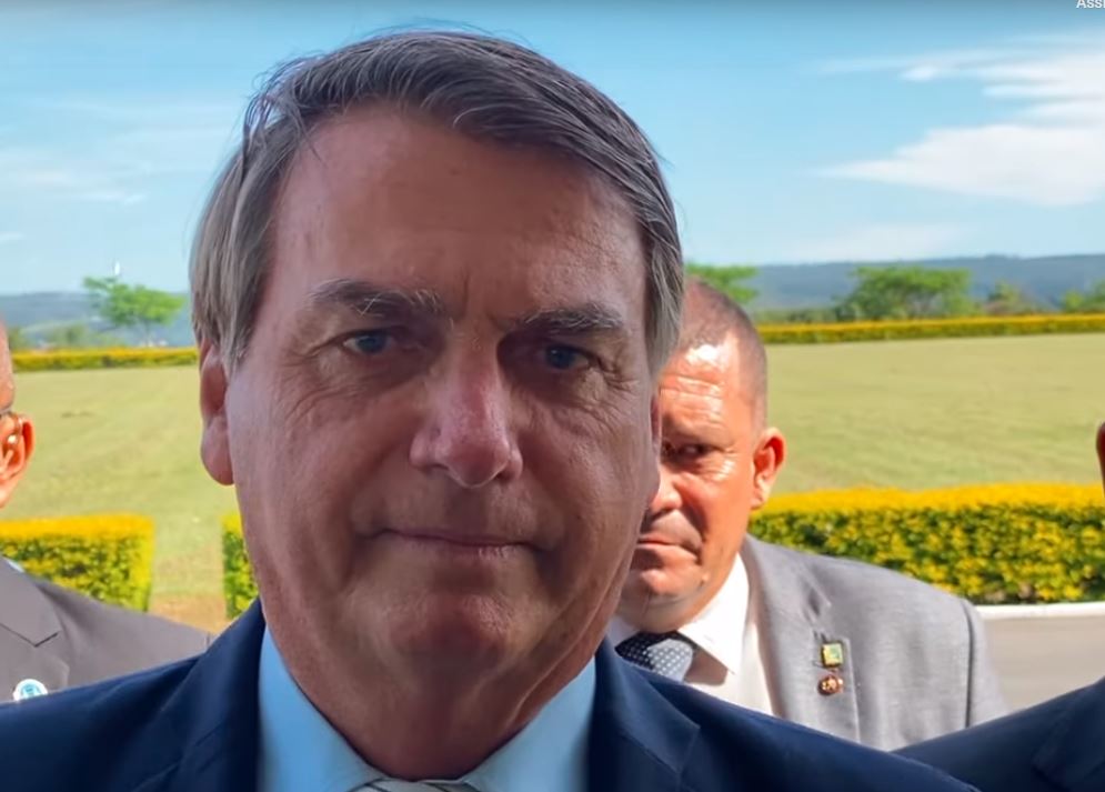 O presidente Jair Bolsonaro conversa com apoiadores em frente ao Palácio da Alvorada