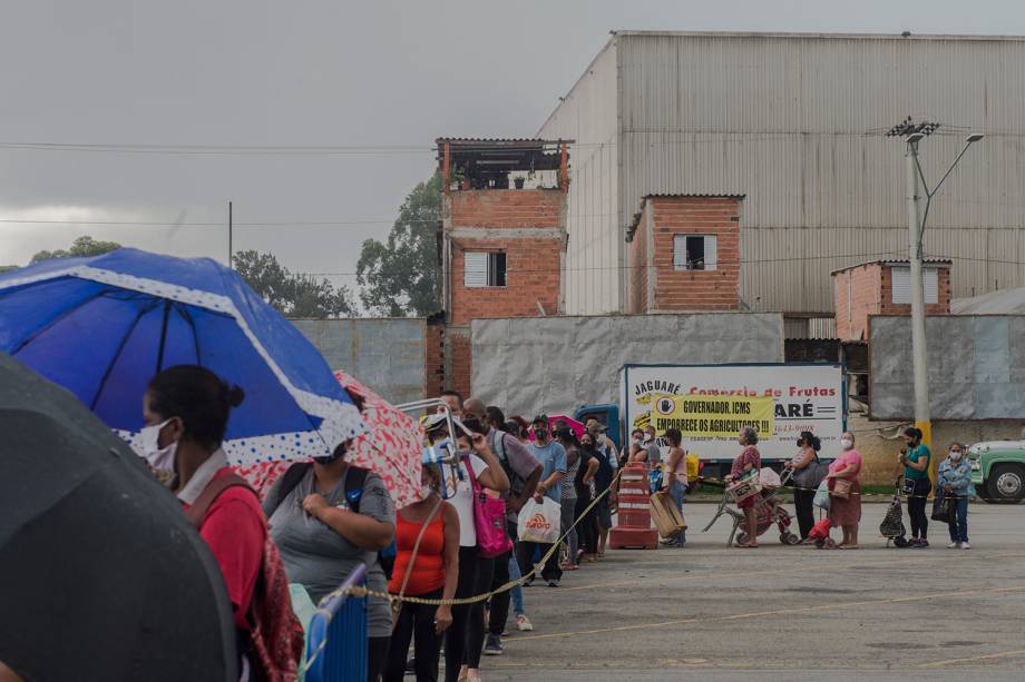 Fila para a retirada de alimentos na Ceagesp, em São Paulo -