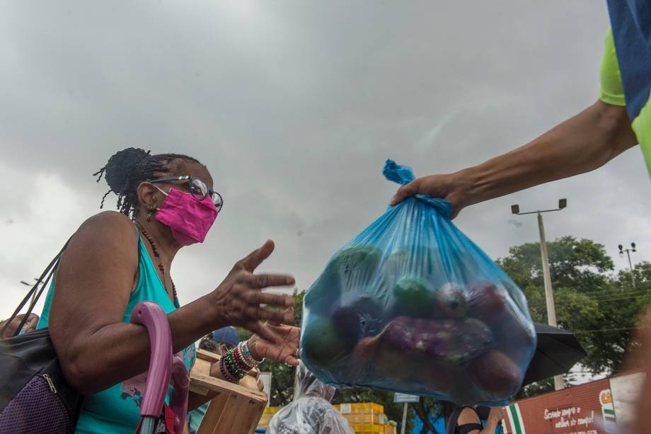 Alimentos sendo distribuídos na Ceagesp, em São Paulo -