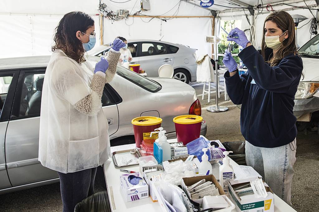 GettyImages-1230371266.jpg FACILIDADE - Posto de vacinação drive-thru: atendimento 24 horas por dia -