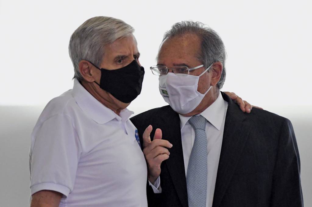 (DF), 12/01/2021 – CEF / PLANALTO GRUPO DE RISCO - Heleno e Guedes: um vai se vacinar, o outro não abre o jogo -
