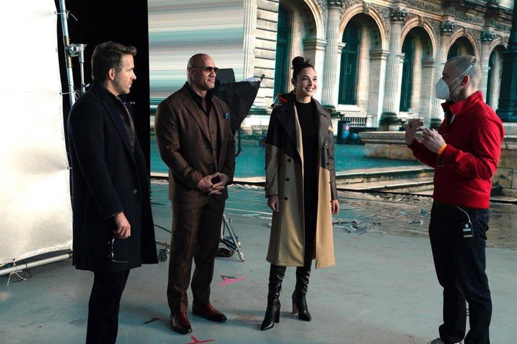 red notice Produção de 'Red Notice', filme original da Netflix estrelado por Ryan Reynolds, Gal Gadot e Dwayne Johnson