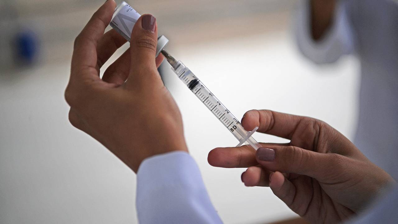 Um profissional de saúde manipula uma dose da vacina Coronavac em uma unidade no centro de vacinação, no Rio de Janeiro -
