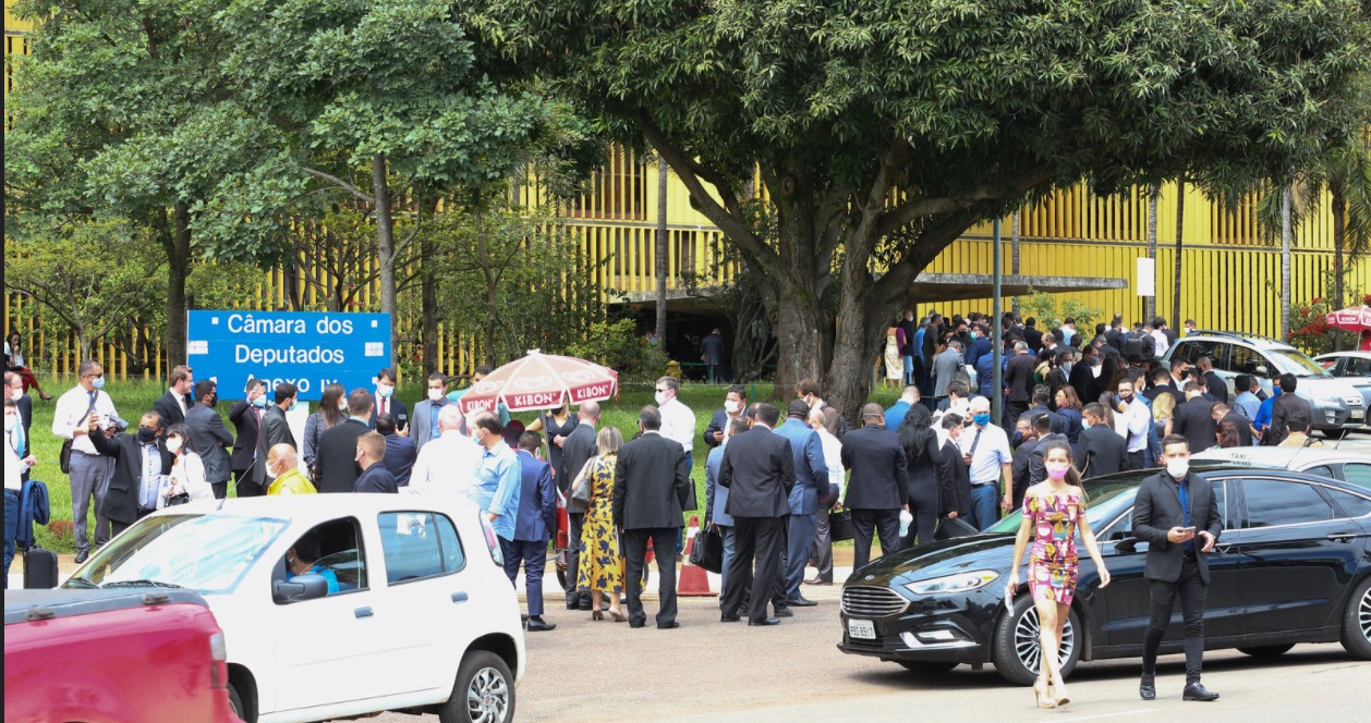 Após invasão de prefeitos, Ibaneis defende regras para Congresso funcionar