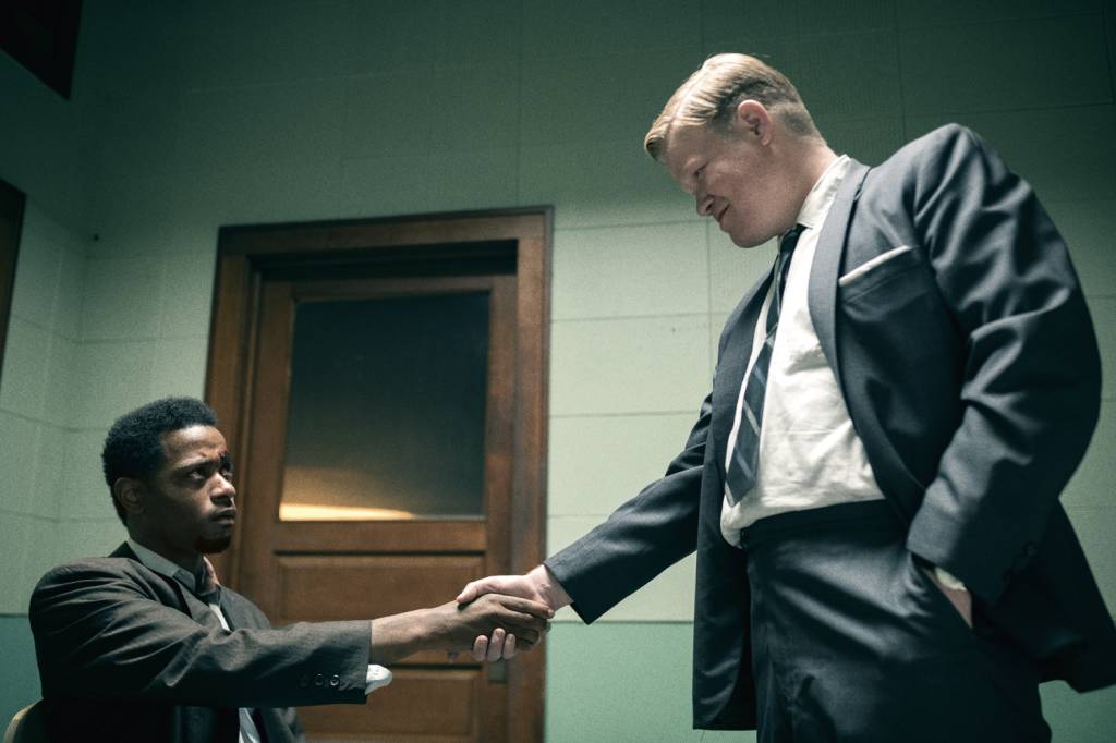FILME-JUDAS-AND-THE-BLACK-MESSIAH-11.jpeg O JUDAS - Stanfield, com Plemons: ou a prisão, ou trair a serviço do FBI -