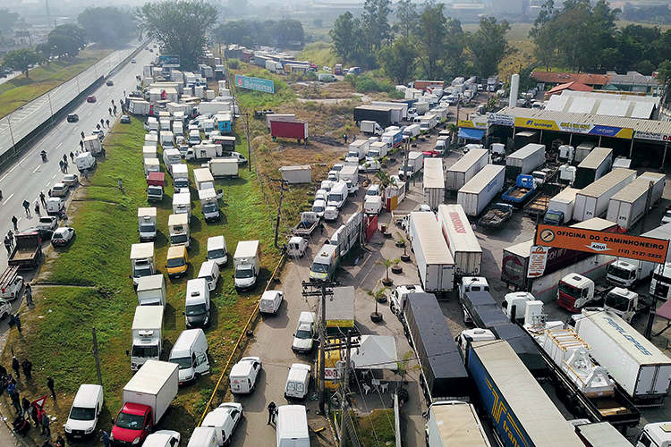 Grupos de caminhoneiros se fortalecem sempre que ameaçam parar o país