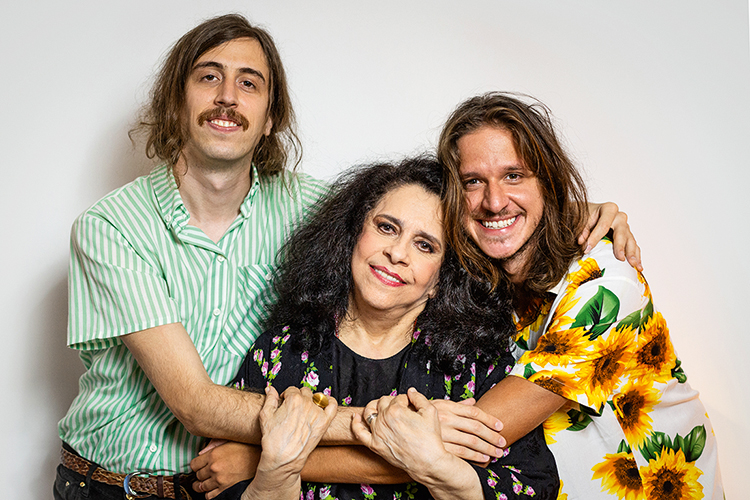 NOVAS VOZES - Gal, com Tim Bernardes (à esq.) e Rubel: disco antenado -