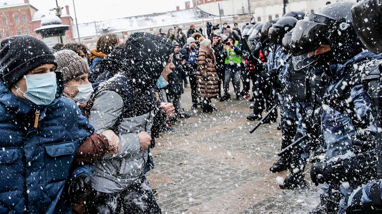 MOBILIZAÇÃO - Debaixo de neve, multidões protestam nas ruas contra o governo: mais de 10 000 presos -
