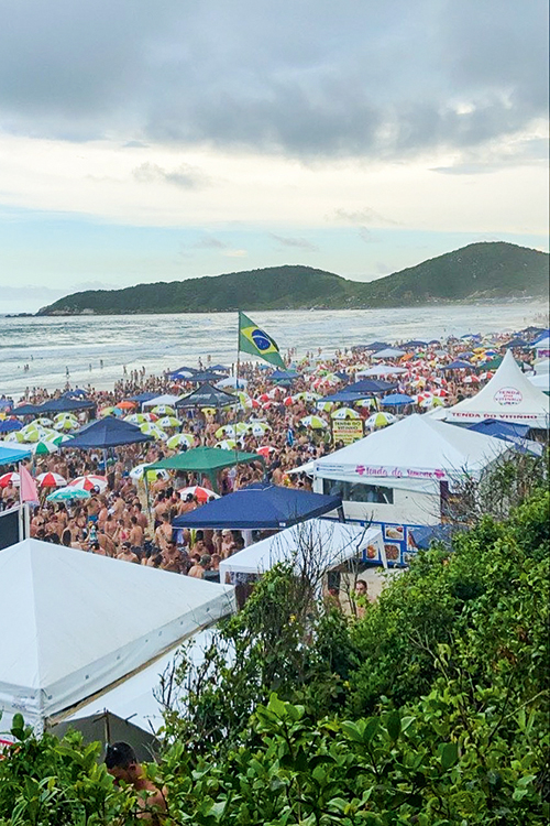 Praia do Rosa-SC-Carnaval-1.jpg FOLIA SEM LEI - Praia do Rosa, em Santa Catarina: a multidão ignorou o cancelamento do Carnaval -