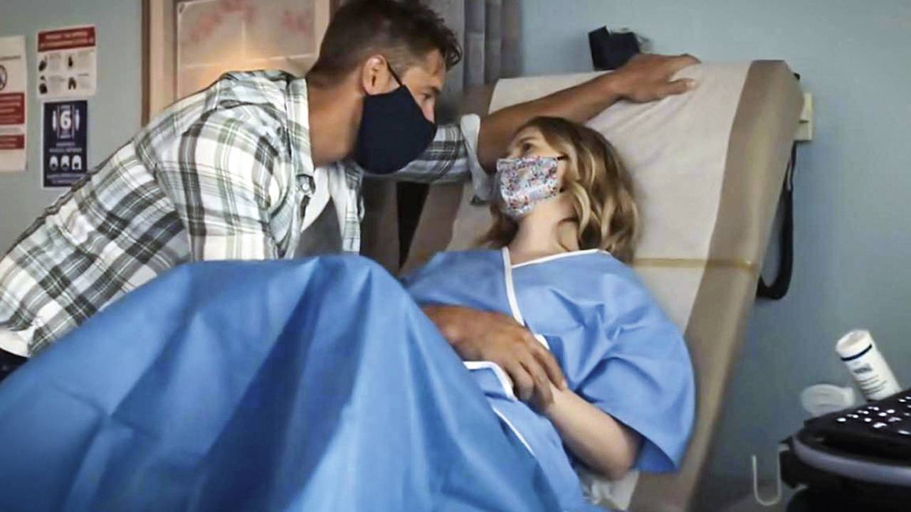 MUDANÇA DE PLANOS - Justin Hartley e Caitlin Thompson em This Is Us: gravidez na quarentena -