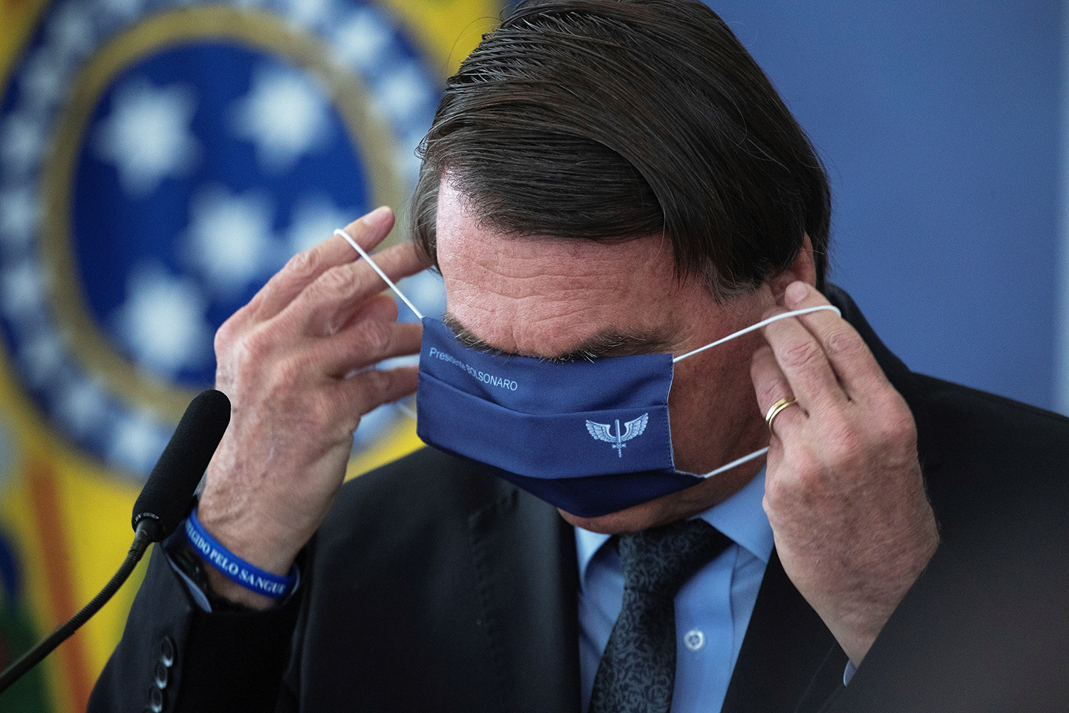 Bolsonaro pensou em MP para ampliar serviços essenciais na pandemia