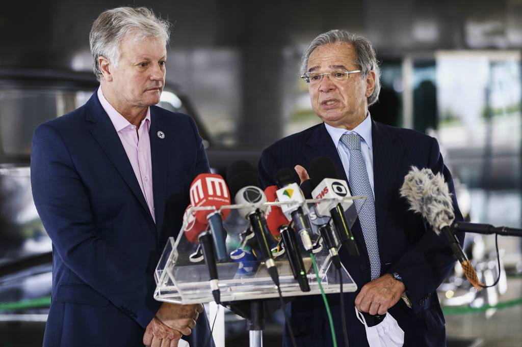 AIRTON-SOLIGO-PAULO-GUEDES-2021-02.jpg COBRA - O político e empresário Cascavel, com Paulo Guedes: o principal assessor de Pazuello e “ministro de fato” -