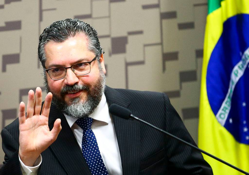 O esforço da CPI para manter Ernesto Araújo na realidade