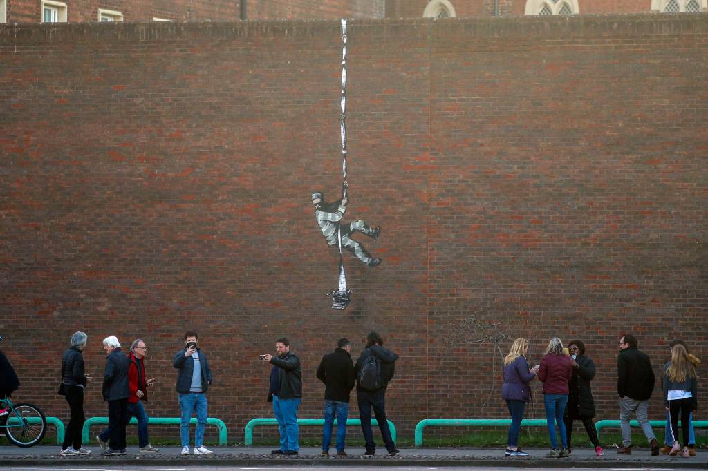 Banksy assume autoria de grafite em muro de prisão inglesa
