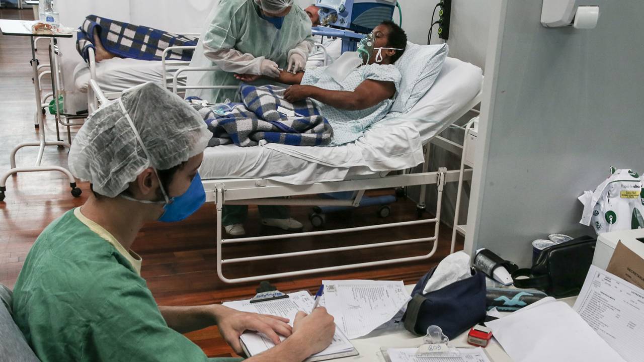 Hospital de campanha do Complexo Esportivo Pedro Dell Antonia, em Santo André -
