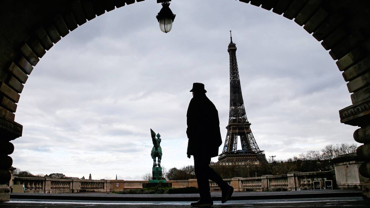 ATRASO - Paris esvaziada: toque de recolher em meio à vacinação atrasada e a altas taxas de contaminação -