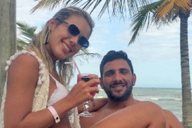 Julia Lotufo posa para foto com miliciano Adriano Magalhães da Nóbrega, chefe do Escritório do Crime