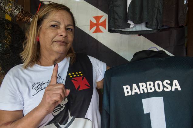 Tereza com uma das dezenas de camisa do Vasco de seu acervo - Tereza com uma das dezenas de camisa do Vasco de seu acervo -