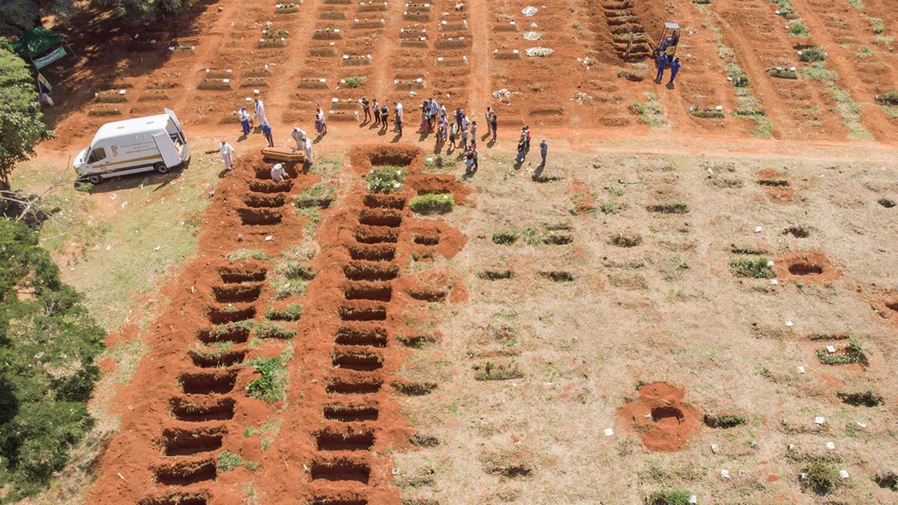 Cemitério da Vila Formosa, o maior da América Latina e responsável pelo sepultamento da maioria dos óbitos causados pela Covid-19 na cidade de São Paulo -