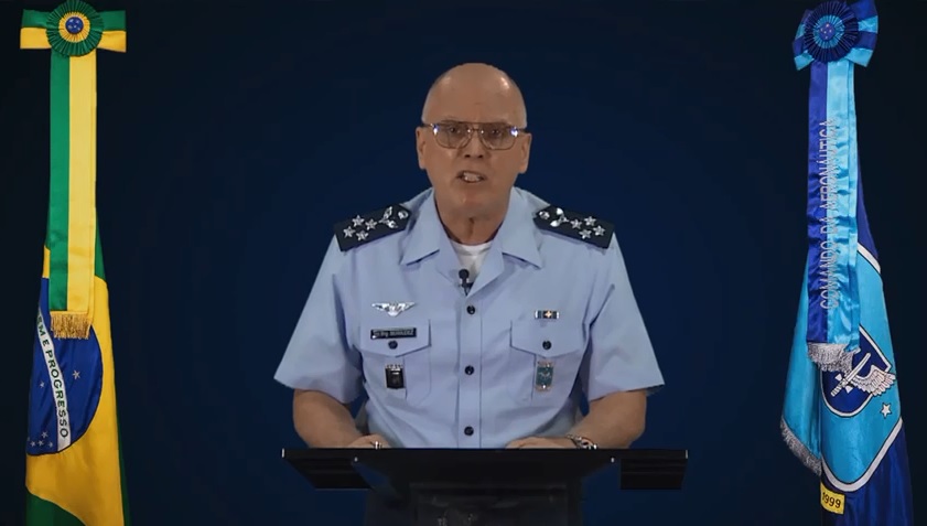 Ex-comandante nega que houve pedido de Bolsonaro para sobrevoar STF