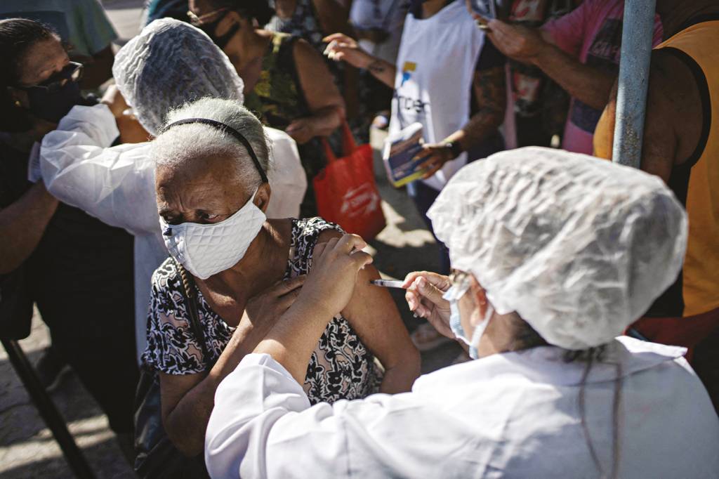 000_972862.jpg RITMO LENTO - Vacinação no Brasil: um processo mais ágil teria poupado milhares de vidas nos últimos quatro meses -