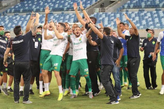 Equipe do Cuiabá comemorando o acesso para a série A do Brasileirão - Equipe do Cuiabá comemorando o acesso para a série A do Brasileirão -