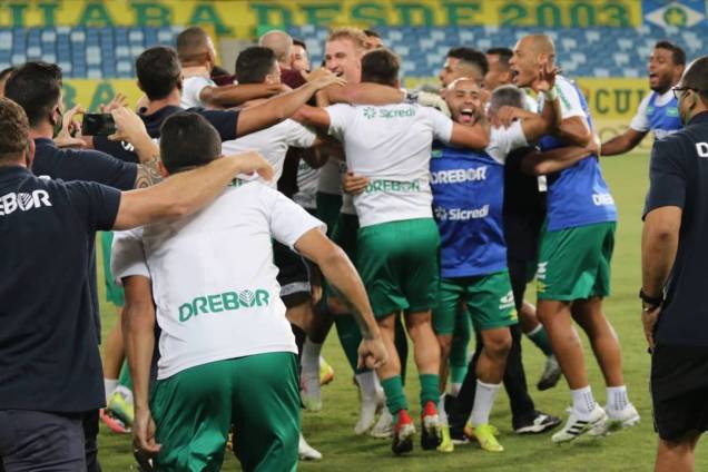 Equipe do Cuiabá comemorando o acesso para a série A do Brasileirão - Equipe do Cuiabá comemorando o acesso para a série A do Brasileirão -