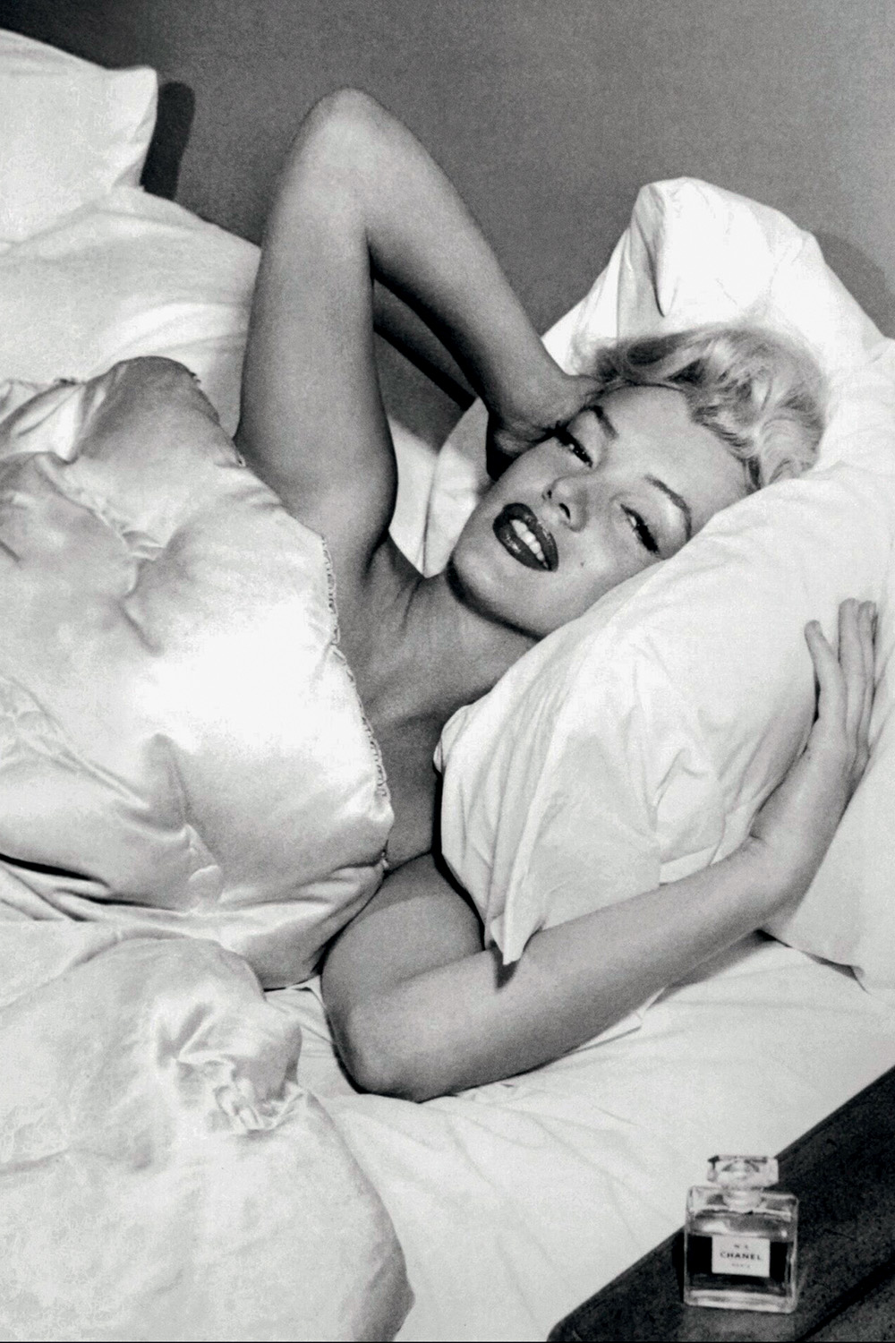 1953 MARILYN MONROE – CHANEL Nº 5.jpg O PECADO AO LADO - Provocação: Marilyn dizia usar nada mais para dormir -