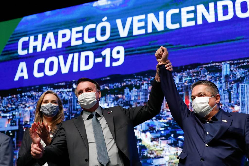 Bolsonaro em Chapecó O presidente Jair Bolsonaro ergue o braço do prefeito João Rodrigues (PSD) durante visita a Chapecó (SC)